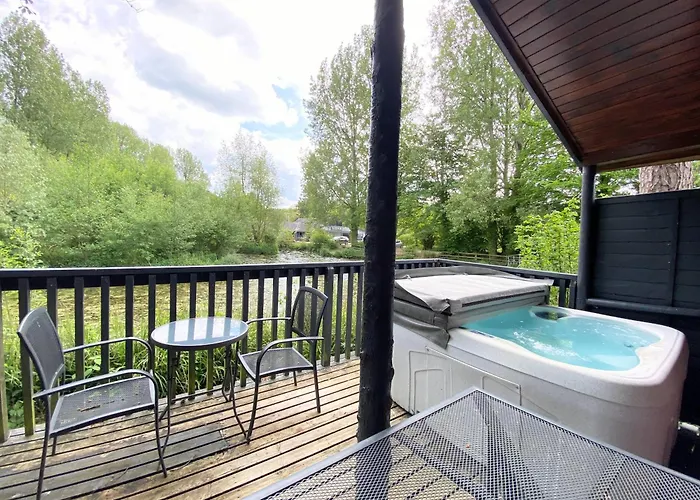 Otter 4 Hot Tub - Huntersmoon-Warminster-Bath-Salisbury