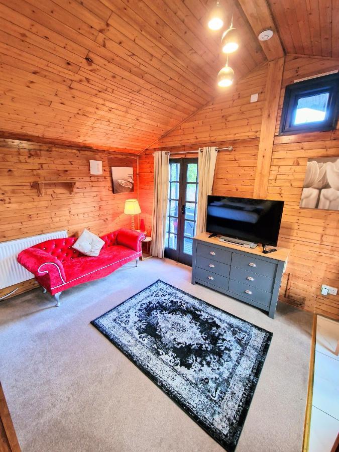 Otter 4 Hot Tub - Huntersmoon-warminster-bath-salisbury Chalet Warminster
