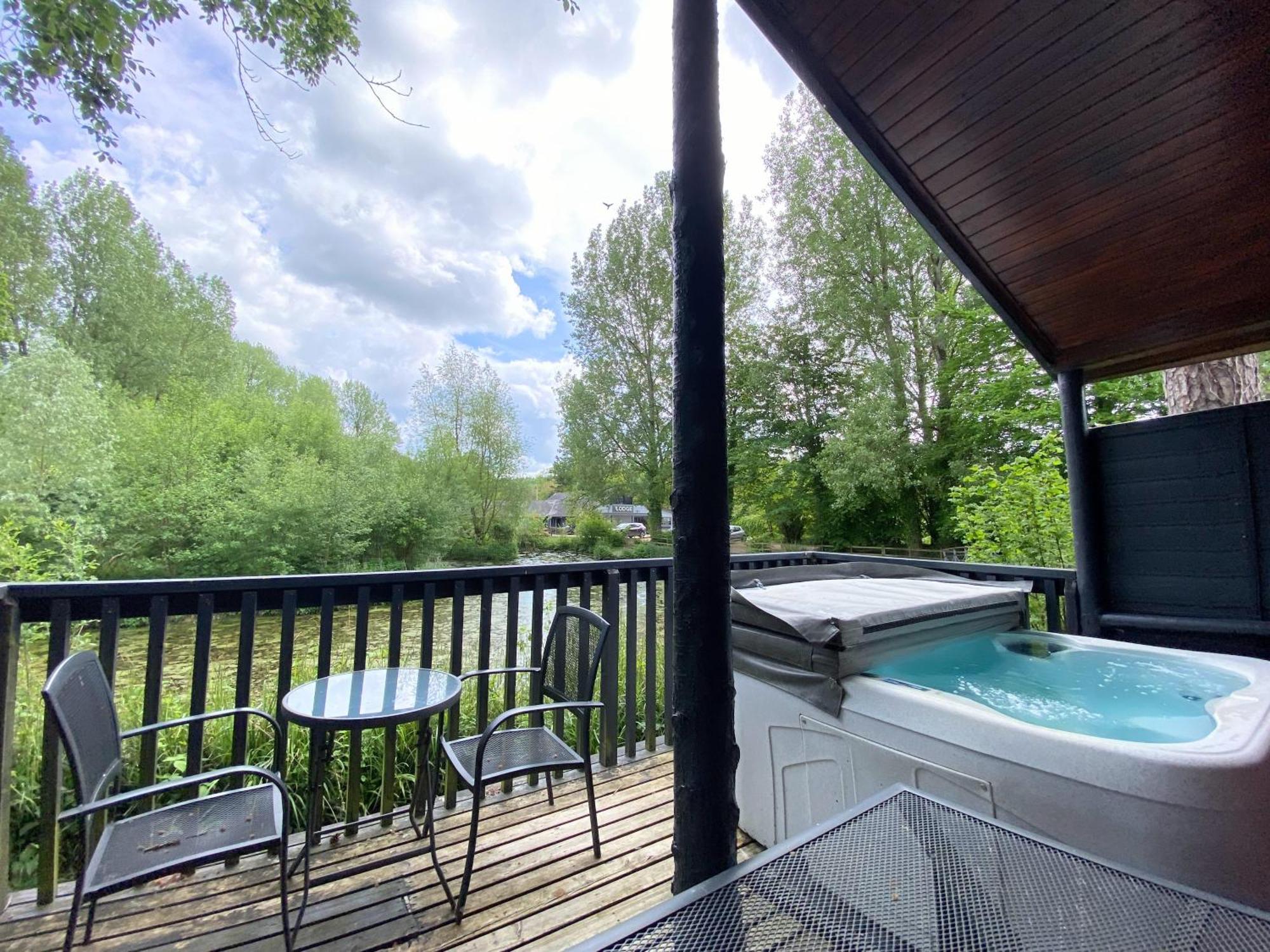 Chalet Otter 4 Hot Tub - Huntersmoon-warminster-bath-salisbury
