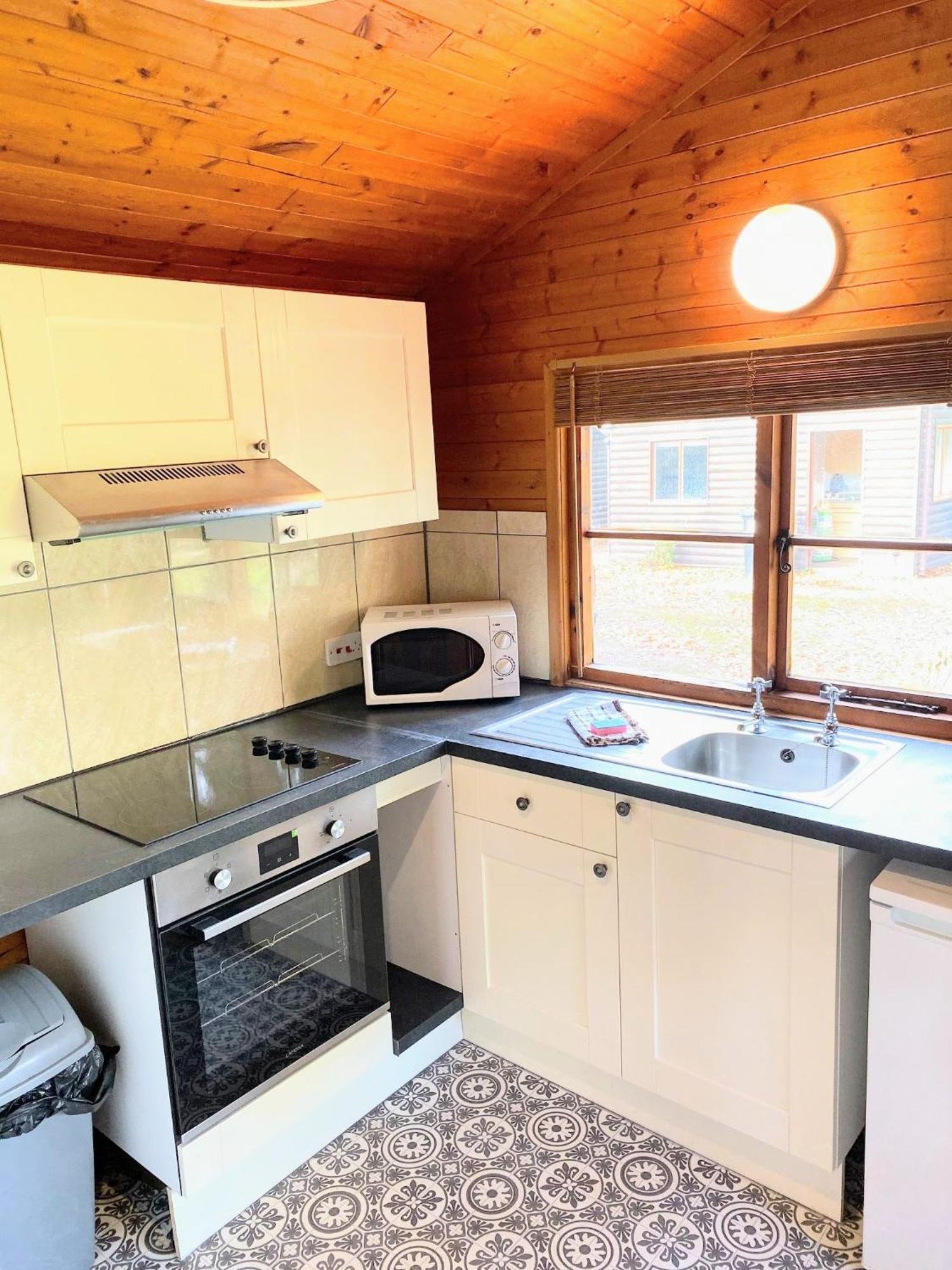 Otter 4 Hot Tub - Huntersmoon-warminster-bath-salisbury Warminster
